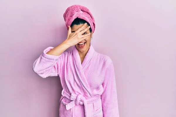 Mujer Hispana Joven Con Gorra Toalla Ducha Albornoz Asomándose Cara — Foto de Stock