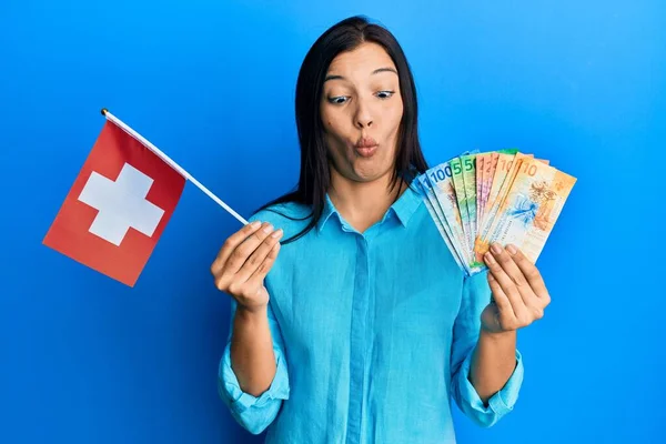Mladá Latinská Žena Držící Švýcarskou Vlajku Frankové Bankovky Dělá Rybí — Stock fotografie