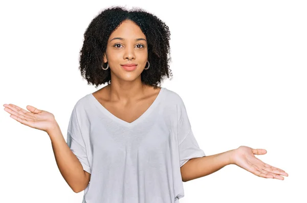 年轻的非洲裔美国女孩穿着休闲装 毫无头绪 满脸困惑 手臂和双手高举 怀疑概念 — 图库照片