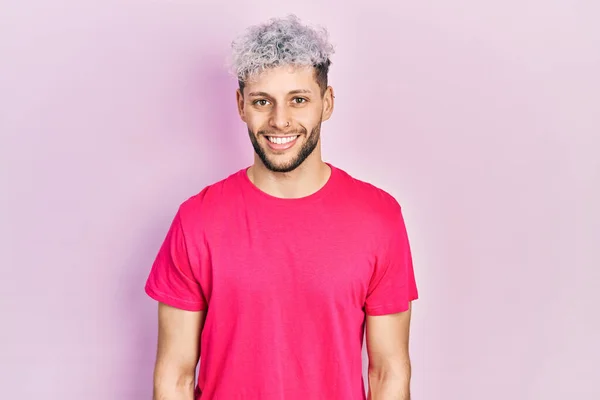 Jonge Spaanse Man Met Modern Geverfd Haar Casual Roze Shirt — Stockfoto