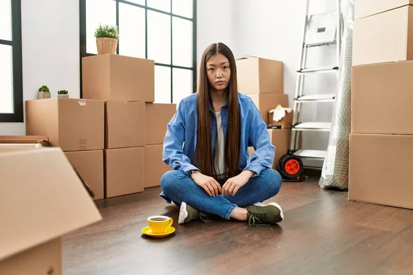 Yeni Evinde Yerde Oturan Genç Çinli Kız Yüzünde Ciddi Bir — Stok fotoğraf