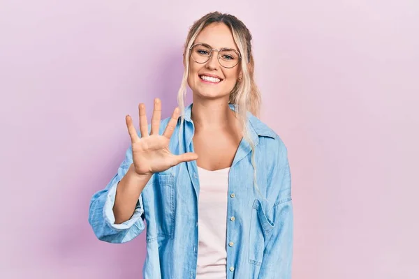 Mooie Jonge Blonde Vrouw Dragen Casual Kleding Bril Tonen Wijzen — Stockfoto