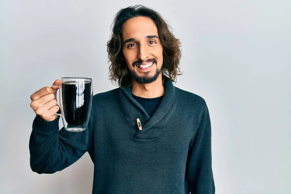 Joven Hombre Hispano Bebiendo Una Taza Café Mirando Positiva Feliz —  Fotos de Stock