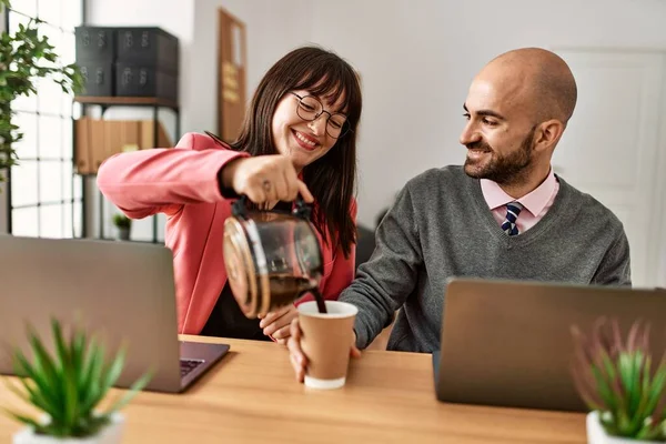 Dos Trabajadores Hispanos Sonriendo Felices Socio Sirviendo Café Oficina —  Fotos de Stock