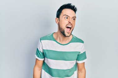 Öfkeli ve kızgın bağıran öfkeli ve öfkeli, öfkeyle bağıran Latin asıllı genç bir adam. öfke ve agresif konsept. 