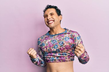 Makyaj yapan yakışıklı adam çok mutlu ve heyecanlı kolları havada, gülümseyen ve başarı için bağıran kazanan jestler yapıyor. kutlama konsepti. 