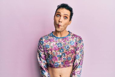 Makyaj elbisesi giyen yakışıklı dudaklı balık suratlı çılgın ve komik bir jest yapan adam. Komik ifade. 