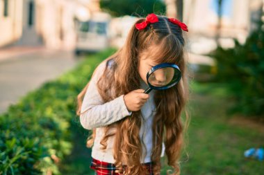 Şehirde Louise 'i kullanan sevimli beyaz kız çocuğu..