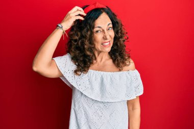 Gündelik kıyafetler giyen orta yaşlı İspanyol kadın soru sorup kafasını karıştırıyor. Şüpheyle kararsız, kafa kafaya düşünerek. Düşünceli kavram. 