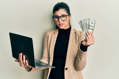 İş tarzı dizüstü bilgisayar giyen İspanyol bir kadın ve 50 avronun hiçbir fikri yok ve kafası karışık bir ifade. şüphe kavramı. 