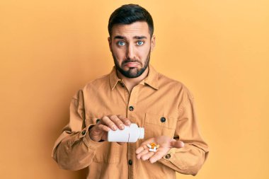 Depresyonda olan ve üzüntüden ağlayan öfkeli ve korkmuş genç bir İspanyol. hüzünlü ifade. 