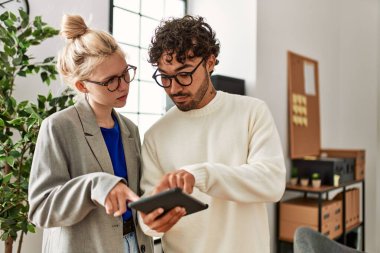 Ofiste dizüstü bilgisayarla çalışan iki iş adamı.