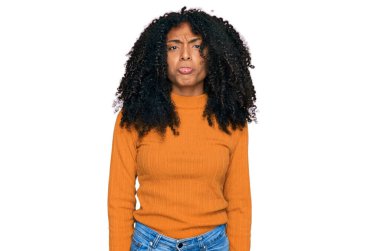 Genç Afro-Amerikan kızı, günlük giysiler giymiş, depresyonda ve sıkıntıdan dolayı endişeli, sinirli ve korkmuş. hüzünlü ifade. 