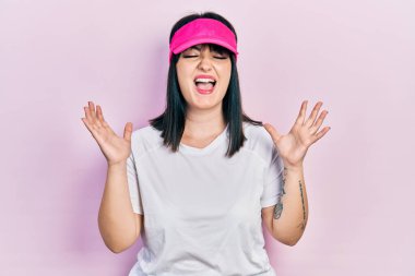 Spor kıyafetleri ve güneş gözlüğü takan genç İspanyol kadın kollarını kaldırmış ve gözlerini kapatmış heyecanla haykırarak başarının çılgınlığını kutluyor. Kazanan konsept 