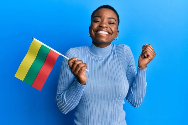 Giovane Donna Afroamericana Con Bandiera Lituania Urlando Orgoglioso Celebrando Vittoria — Foto Stock