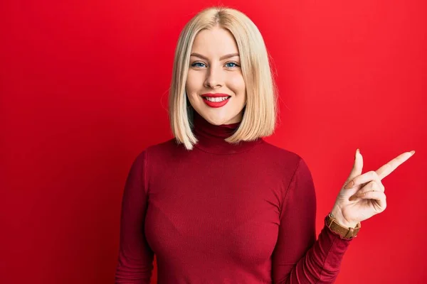 Jonge Blonde Vrouw Draagt Casual Kleding Met Een Grote Glimlach — Stockfoto