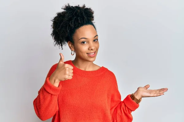 Ung Afrikansk Amerikansk Flicka Bär Casual Kläder Visar Handflatan Och — Stockfoto