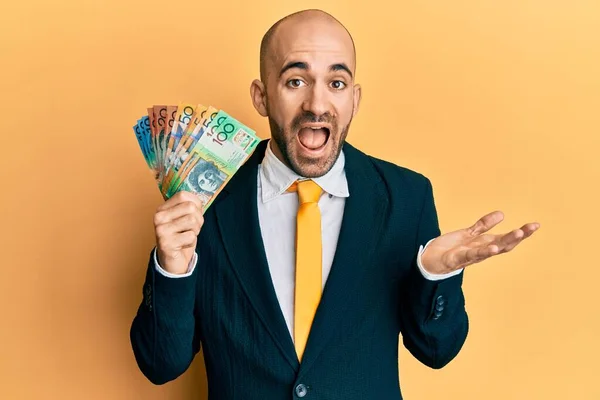 Νεαρός Ισπανόφωνος Επιχειρηματίας Που Κρατάει Καναδικά Δολάρια Γιορτάζοντας Επίτευγμα Χαρούμενο — Φωτογραφία Αρχείου