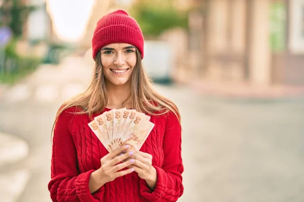 Mujer Hispana Joven Con Gorra Lana Sosteniendo Billetes Lira Turca — Foto de Stock