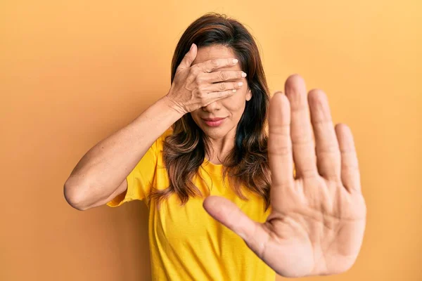 Jonge Latijnse Vrouw Draagt Casual Kleding Die Ogen Met Handen — Stockfoto