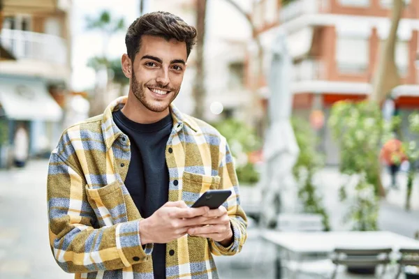 Hombre Hispano Guapo Sonriendo Feliz Confiado Ciudad Usando Teléfono Inteligente —  Fotos de Stock