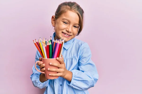 Klein Mooi Meisje Met Gekleurde Potloden Lachend Hard Lachend Want — Stockfoto