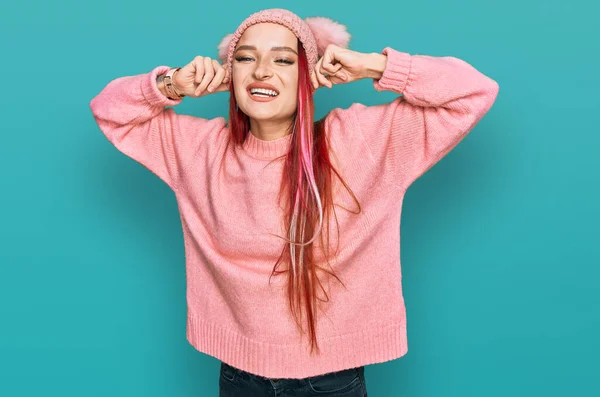 Mulher Branca Jovem Vestindo Roupas Casuais Boné Sorrindo Puxando Orelhas — Fotografia de Stock