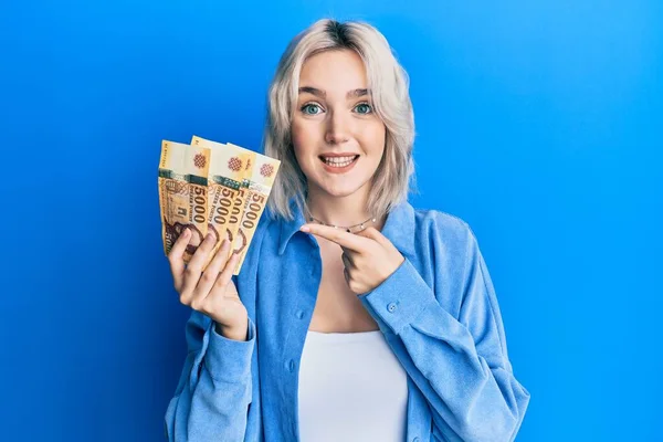 Mladá Blondýna Dívka Drží Maďarské Forint Bankovky Úsměvem Šťastný Ukazující — Stock fotografie