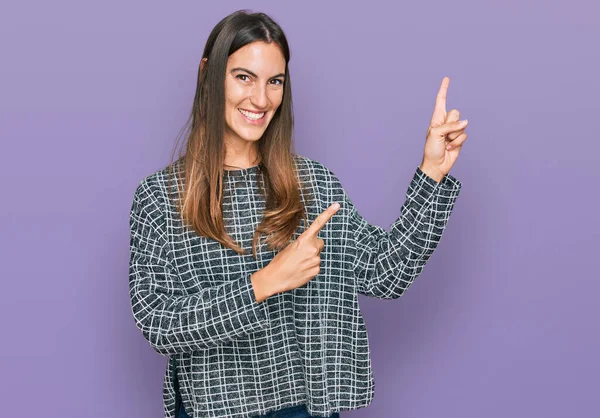 Junge Schöne Frau Lässiger Kleidung Lächelt Und Blickt Die Kamera — Stockfoto