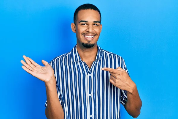 Młody Afroamerykanin Ubrany Luźne Ubrania Zdumiony Uśmiechnięty Aparatu Prezentujący Się — Zdjęcie stockowe