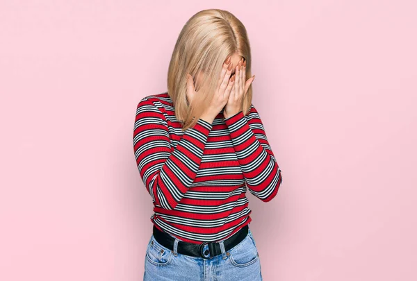 泣きながら手で顔を覆う悲しい表情のカジュアルな服を着た若いブロンドの女性 うつ病の概念 — ストック写真