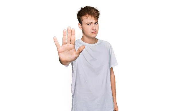 Jeune Homme Caucasien Portant Shirt Blanc Occasionnel Faire Arrêter Chanter — Photo
