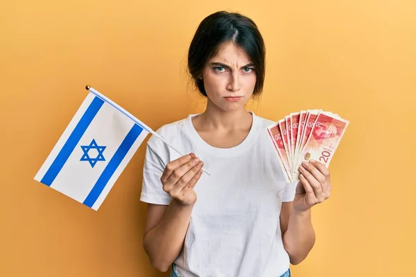 Junge Kaukasische Frau Mit Israel Flagge Und Schekel Banknoten Skeptisch — Stockfoto