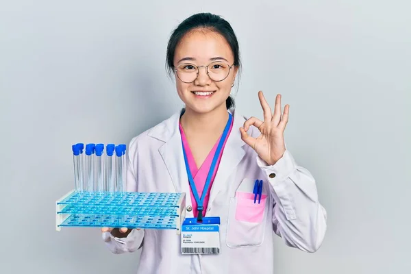 Young Chinese Girl Wearing Scientist Uniform Holding Test Tube Doing — Stock Photo, Image