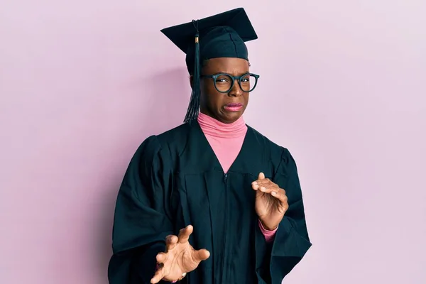 Ung Afrikansk Amerikansk Flicka Bär Examen Mössa Och Ceremoni Mantel — Stockfoto