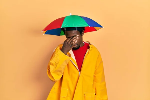 Jovem Americano Africano Vestindo Capa Chuva Amarela Cansado Esfregando Nariz — Fotografia de Stock