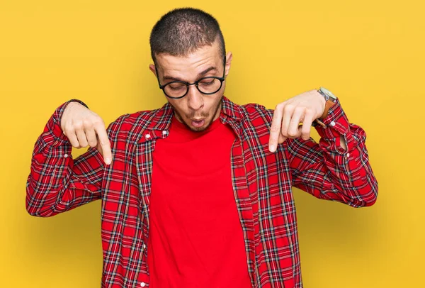 Jovem Hispânico Vestindo Roupas Casuais Apontando Para Baixo Com Dedos — Fotografia de Stock