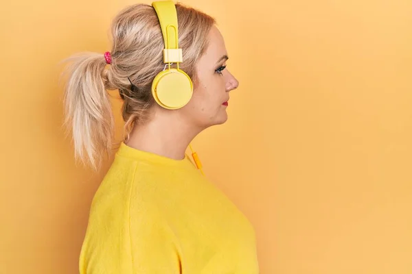 Mujer Rubia Joven Escuchando Música Usando Auriculares Mirando Costado Pose —  Fotos de Stock