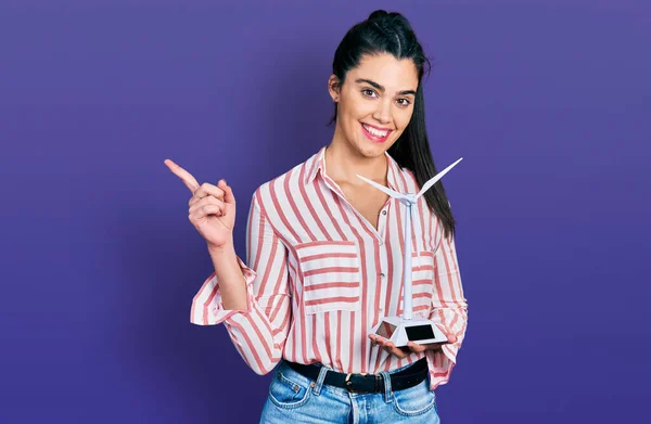 Jovem Hispânica Segurando Moinho Vento Solar Para Eletricidade Renovável Sorrindo — Fotografia de Stock