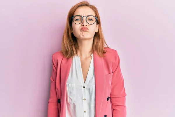 Mujer Joven Caucásica Con Estilo Negocios Gafas Hinchando Mejillas Con — Foto de Stock