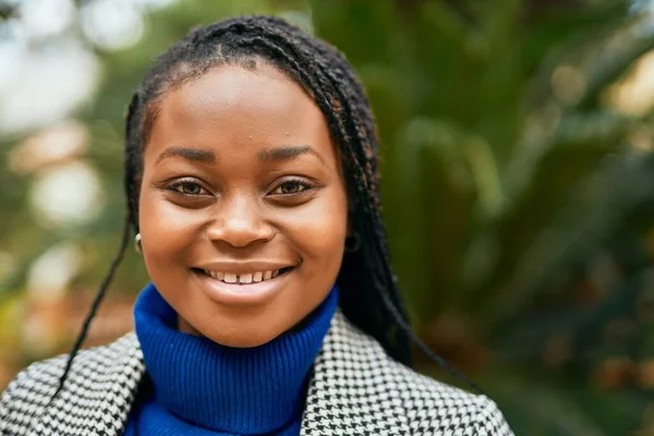 Jonge Afro Amerikaanse Zakenvrouw Glimlachend Gelukkig Staande Het Park — Stockfoto