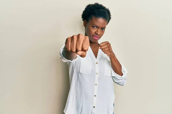 Jovem Afro Americana Vestindo Roupas Casuais Punho Punho Para Lutar — Fotografia de Stock