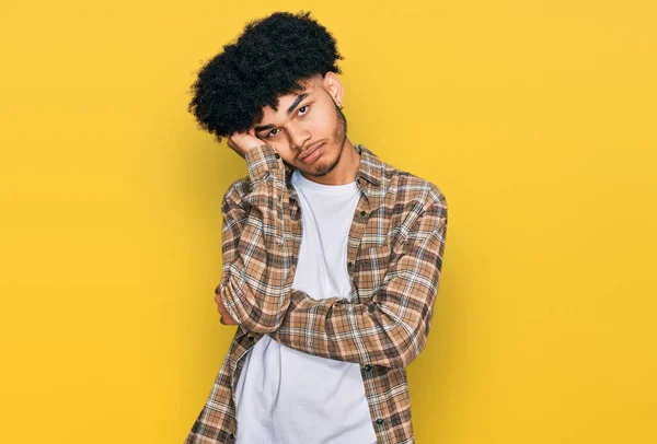 Jovem Afro Americano Com Cabelo Afro Vestindo Roupas Casuais Pensando — Fotografia de Stock