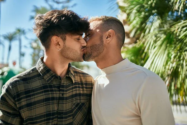 Mladý Gayové Pár Objímání Líbání Městě — Stock fotografie