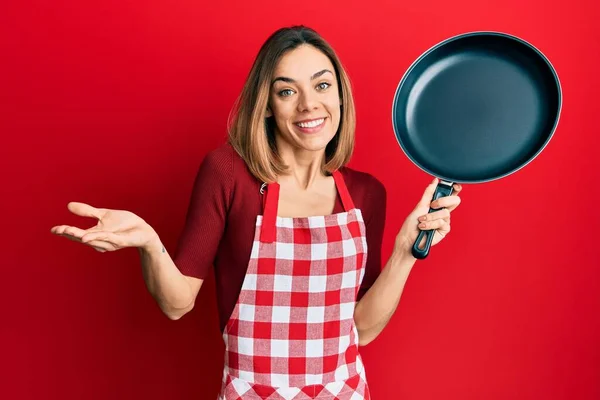 Mladý Kavkazský Blondýnka Žena Sobě Kuchař Zástěra Držení Pan Slaví — Stock fotografie