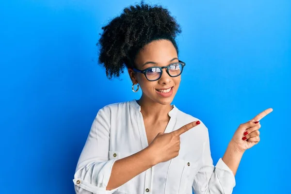 Junge Afrikanisch Amerikanische Mädchen Tragen Lässige Kleidung Und Brille Lächelnd — Stockfoto