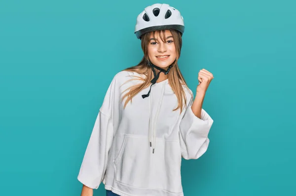 Подросток Белая Девушка Велосипедном Шлеме Улыбается Счастливым Лицом Глядя Указывая — стоковое фото
