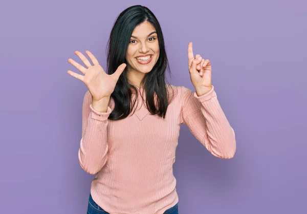 Молода Іспаномовна Жінка Повсякденному Одязі Показуючи Вказуючи Пальцями Номер Шість — стокове фото