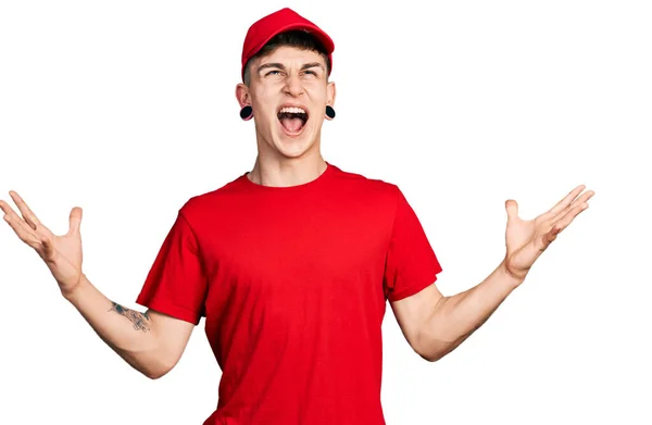 Joven Chico Caucásico Con Dilatación Orejas Usando Uniforme Entrega Gorra —  Fotos de Stock