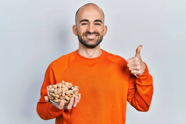 Jonge Kale Man Met Pinda Glimlachend Gelukkig Positief Duim Omhoog — Stockfoto